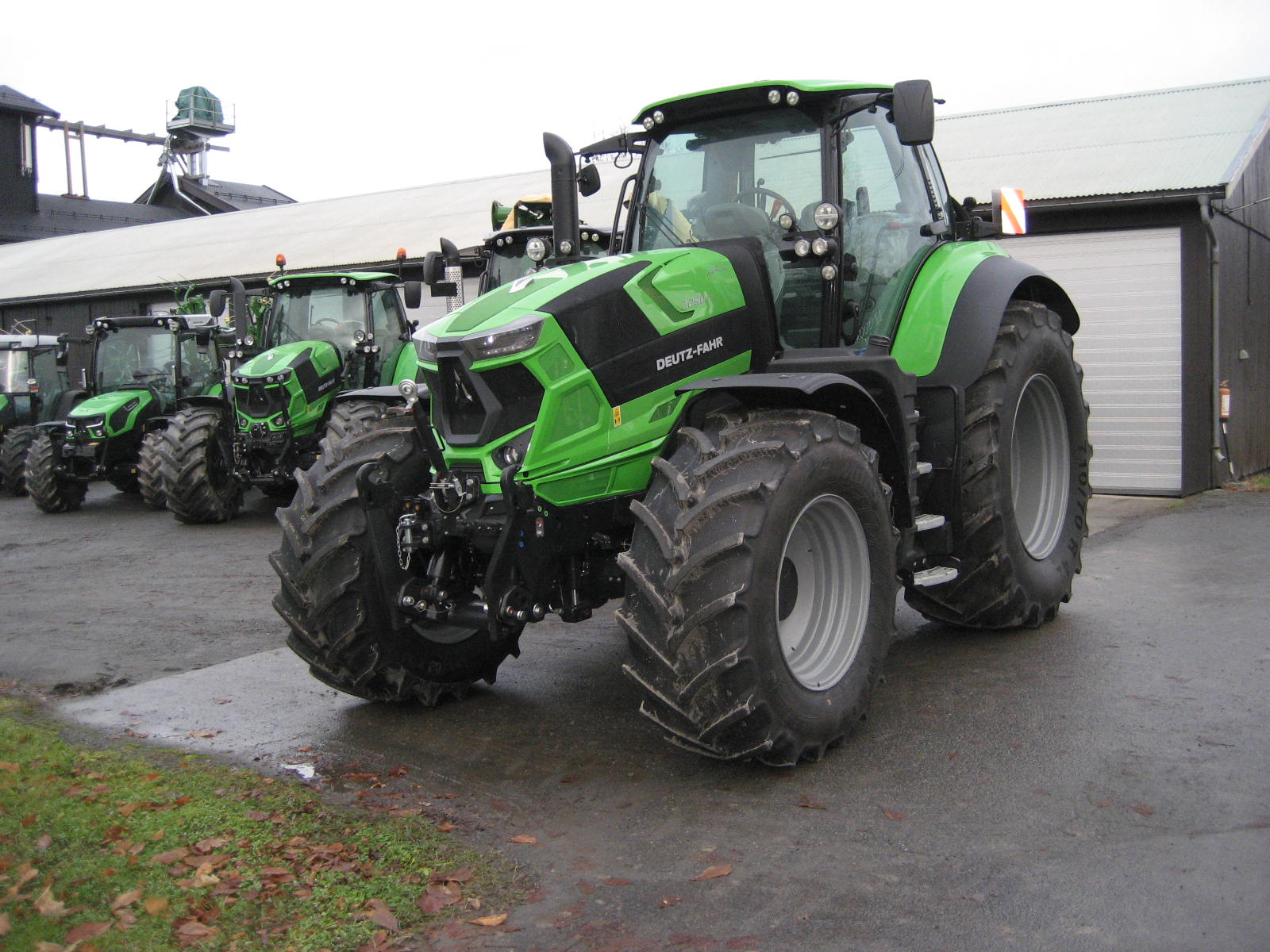 En rekke med traktorer av merket Deutz-Fahr